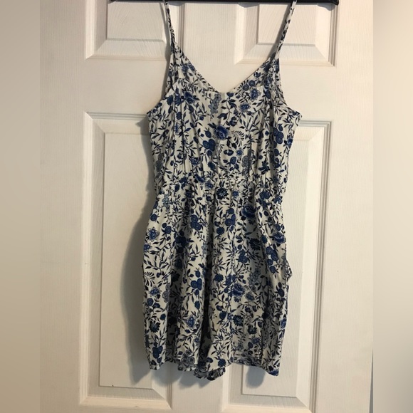 Blue Floral Romper. Size 4 - Picture 11 of 13
